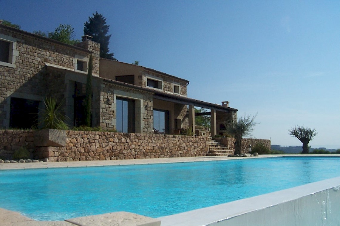 villa contemporaine avec piscine à débordement